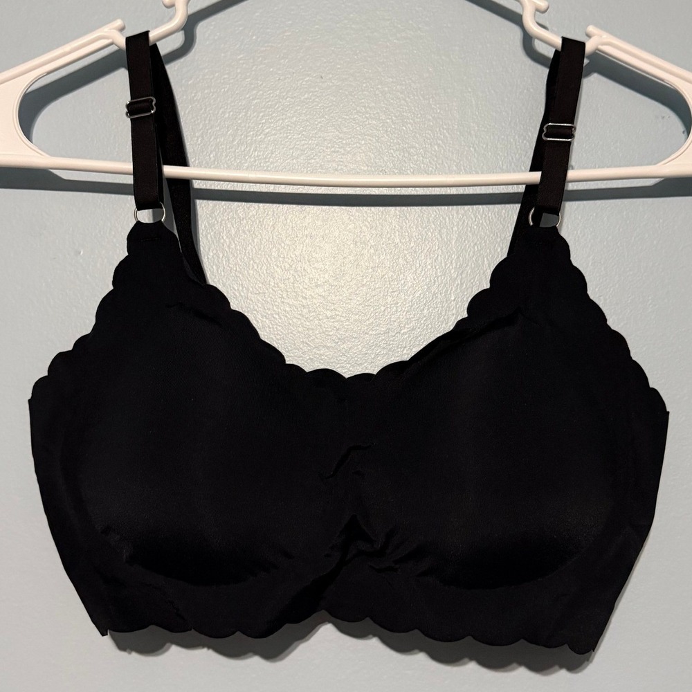 Seamless Size Small Scalloped Bralette Black Wireless Adjustable Strap 1652